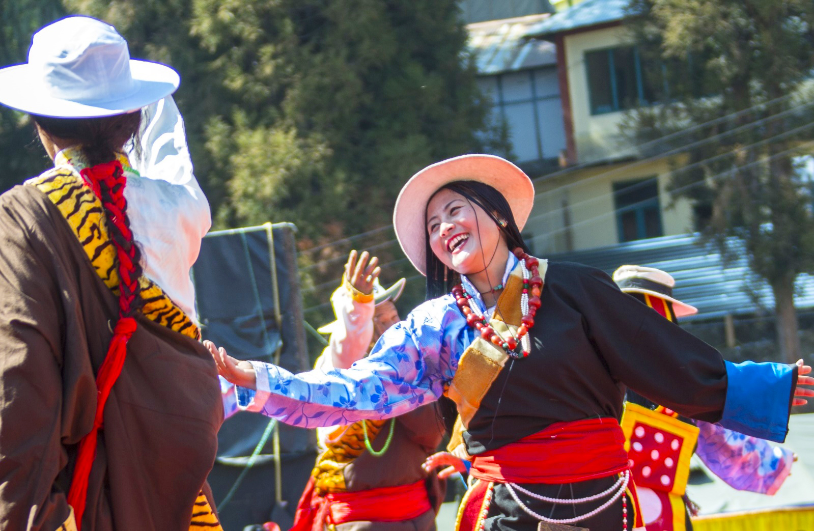 Người dân vùng Himalaya tham gia nhảy múa ca hát chào đón năm mới Losar. Ảnh: Tuyết Lan